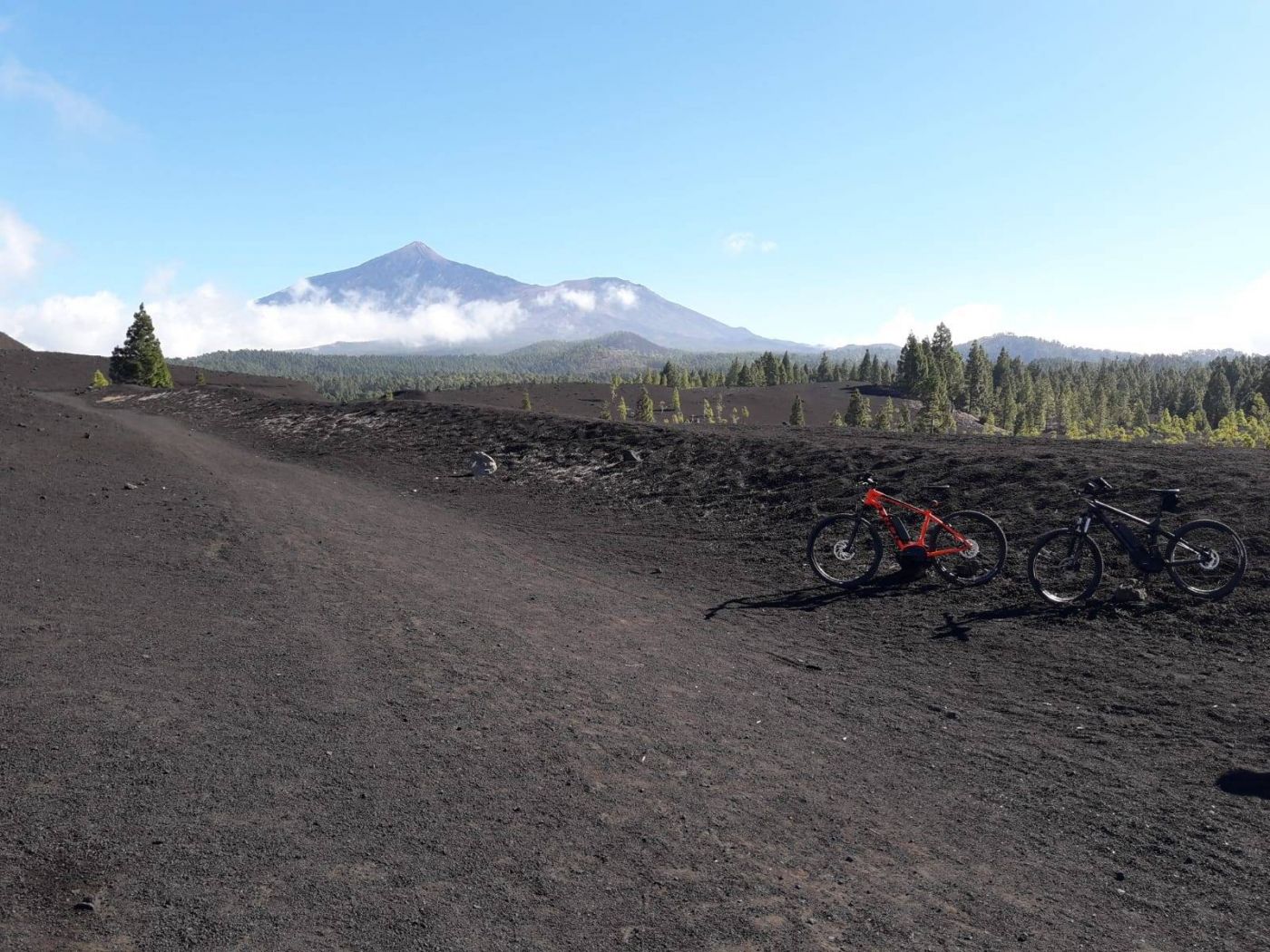 el teide de fondo y bicicletas por paisaje volcánico