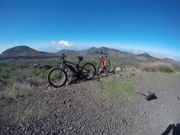 paisaje volcánico tenerife en bicicleta