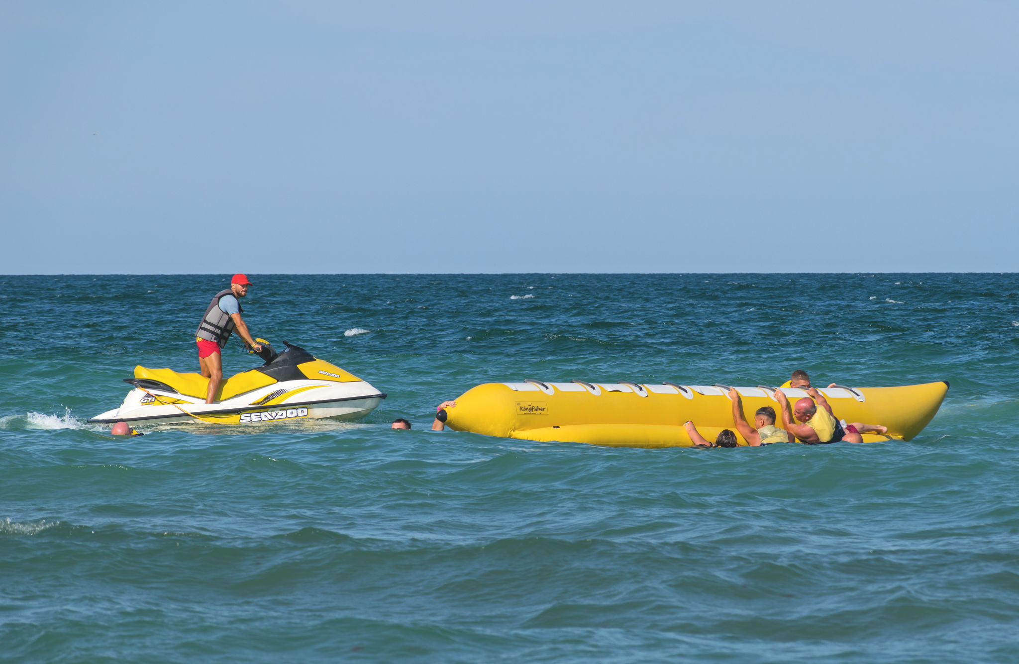 Banana Boat con gente en el agua