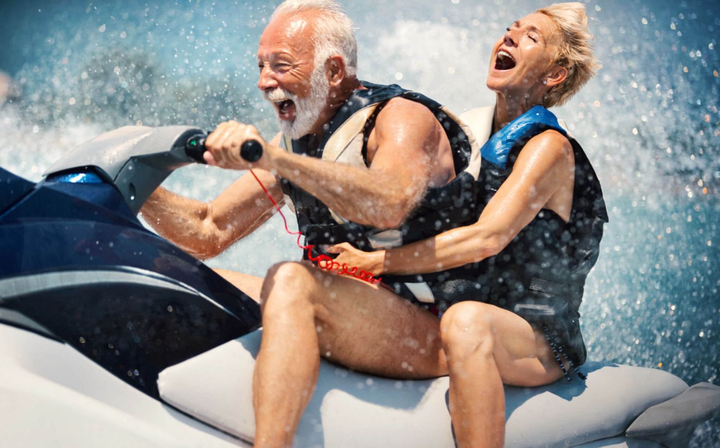 Personas mayores en moto de agua
