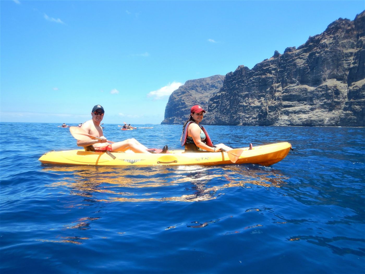 Couple kayaking near Los Gigantes Cliffs