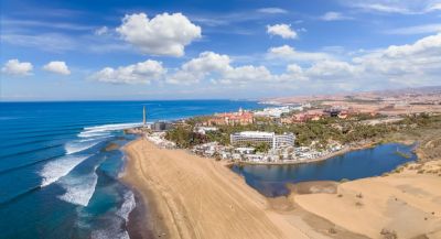 Maspalomas desde el aire donde se puede observar la playa, el faro y todo el municipio de Maspalomas