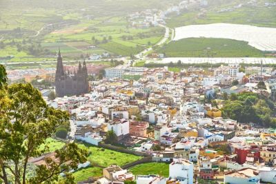 Pueblo de Arucas visto desde el aire en Gran Canaria. Destaca la iglesia de Iglesia Matriz de San Juan Bautista, localmente conocida como catedral de Arucas aunque no sea una catedral ni una basílica, sino una iglesia.