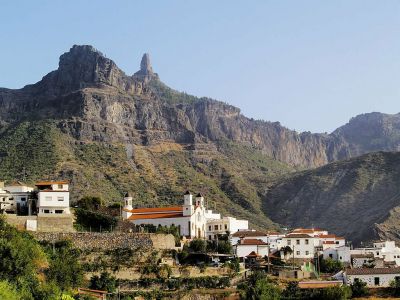 Publo de tejeda con el Roque Nublo de fondo.