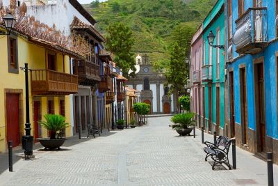 Calle principal del pueblo de Teror y al fondo se puede observar la basílica del pino