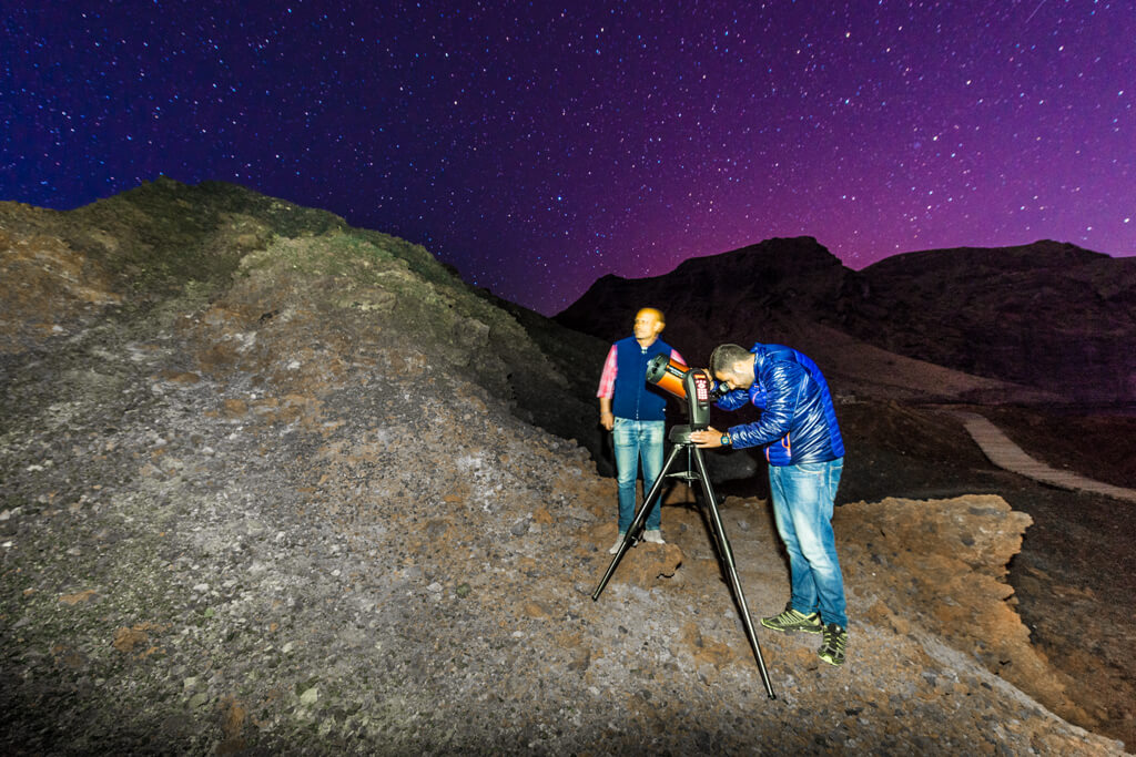 Observación de estrellas con telescopio en El Teide