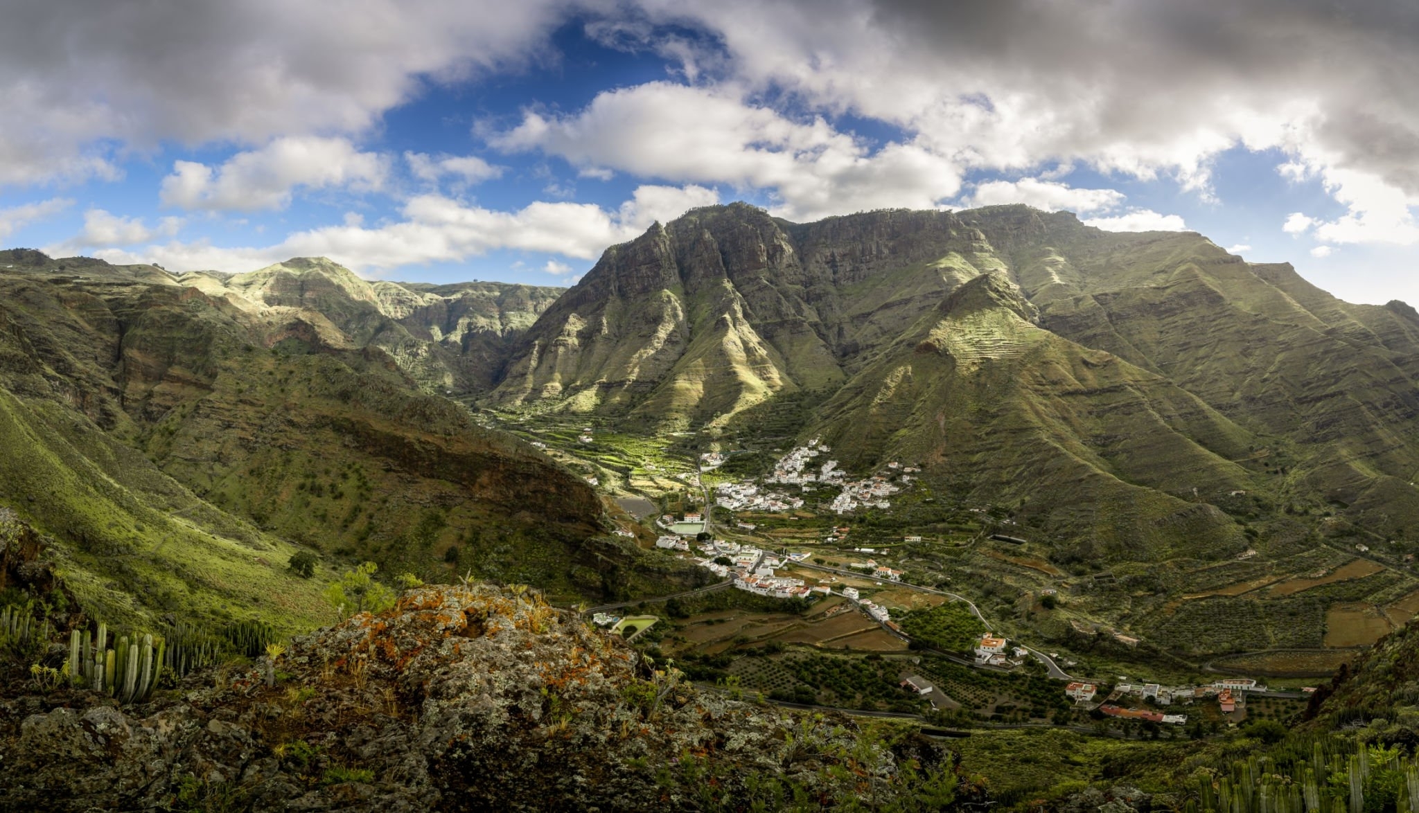 Green mountains and a valley with houses in northwest Gran Canaria