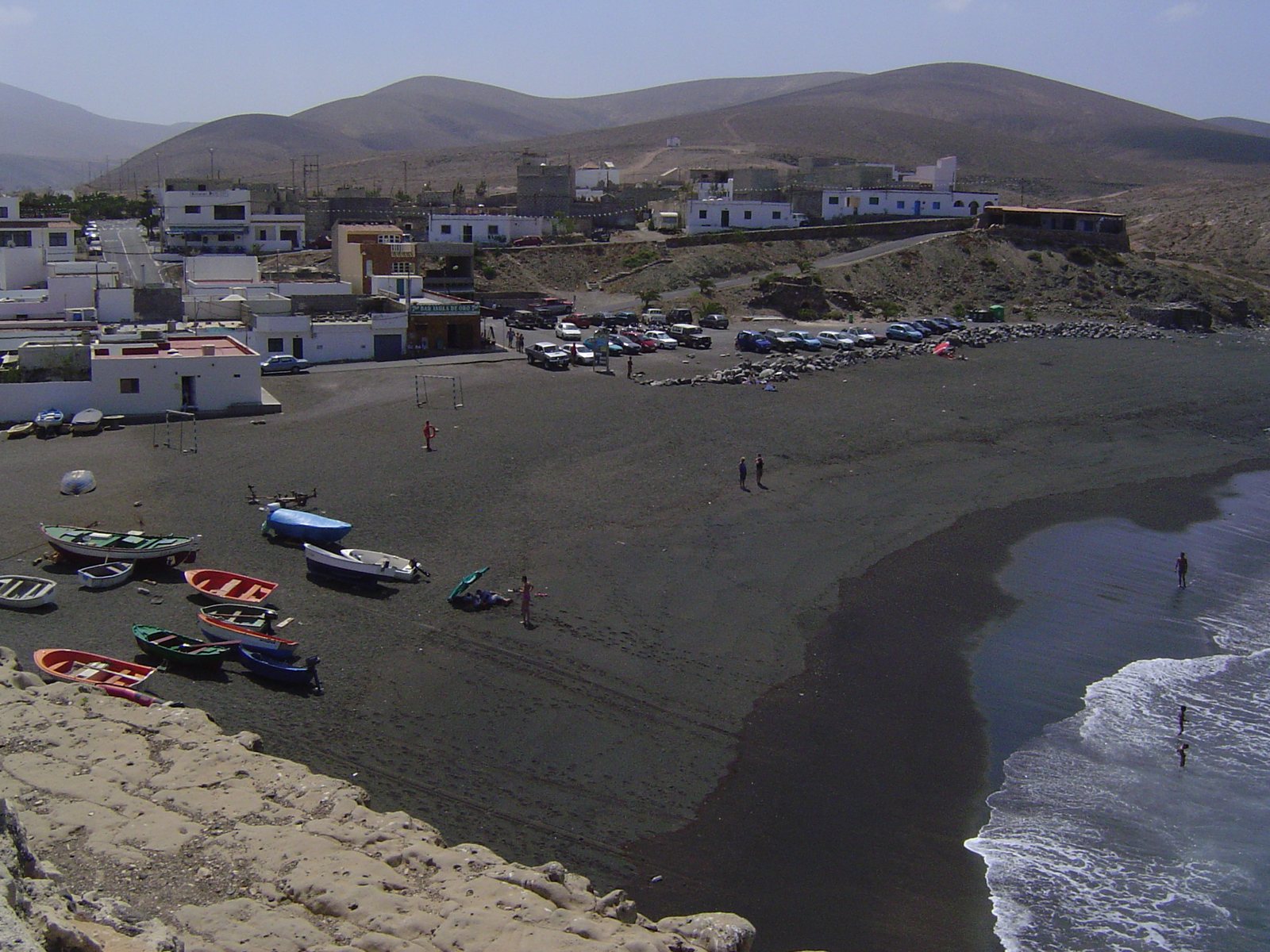 Hornos de cal de piedra volcánica sobre los acantilados marinos de Ajuy, Fuerteventura