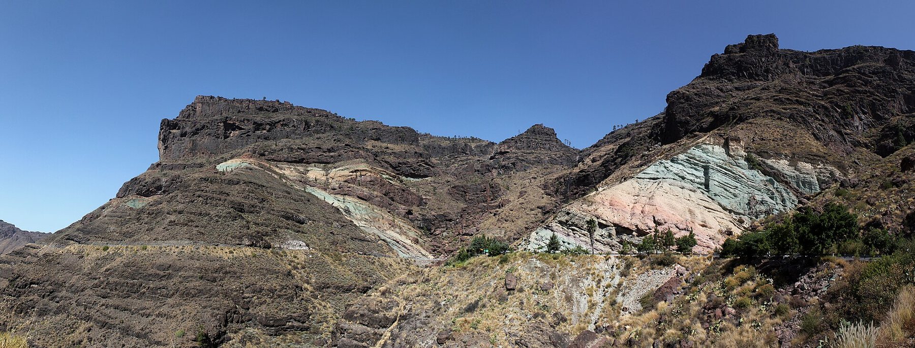 Green, ochre and pink slopes at Los Azulejos de Veneguera