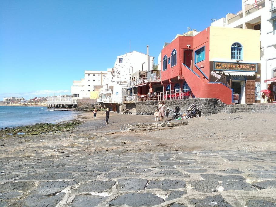 Surfista en una ola rompiendo sobre arrecife en la costa sur de Tenerife