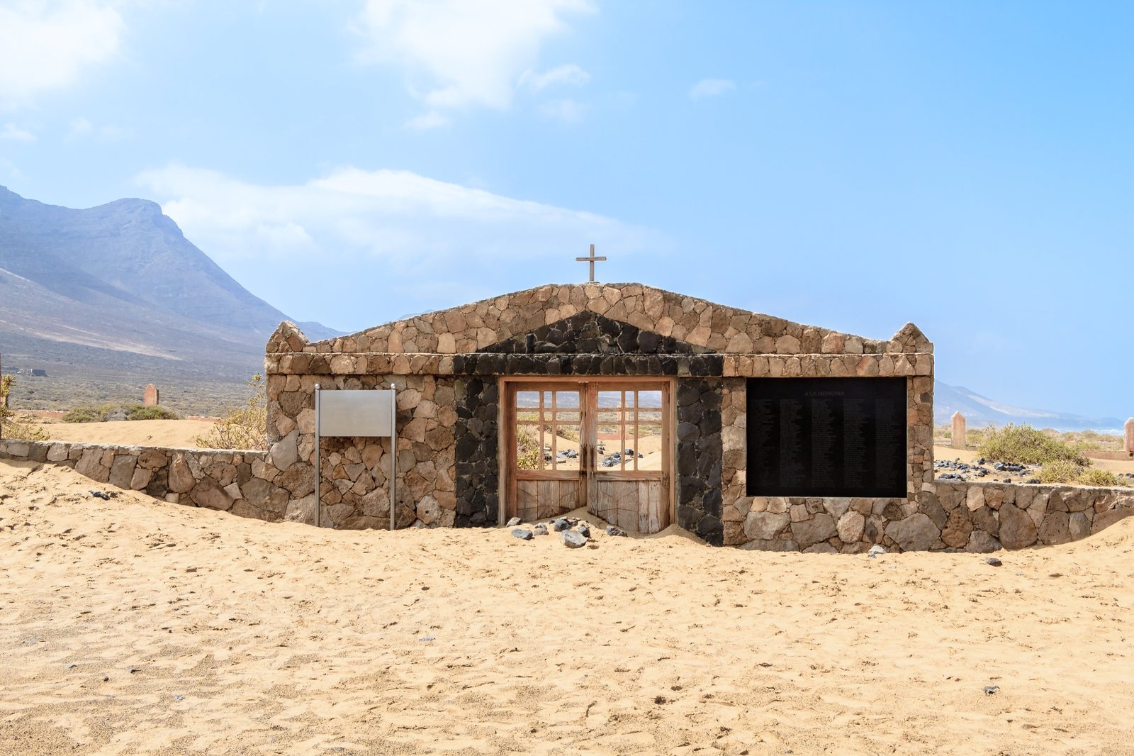 Inmensidad salvaje de la playa de Cofete flanqueada por las montañas de Jandía