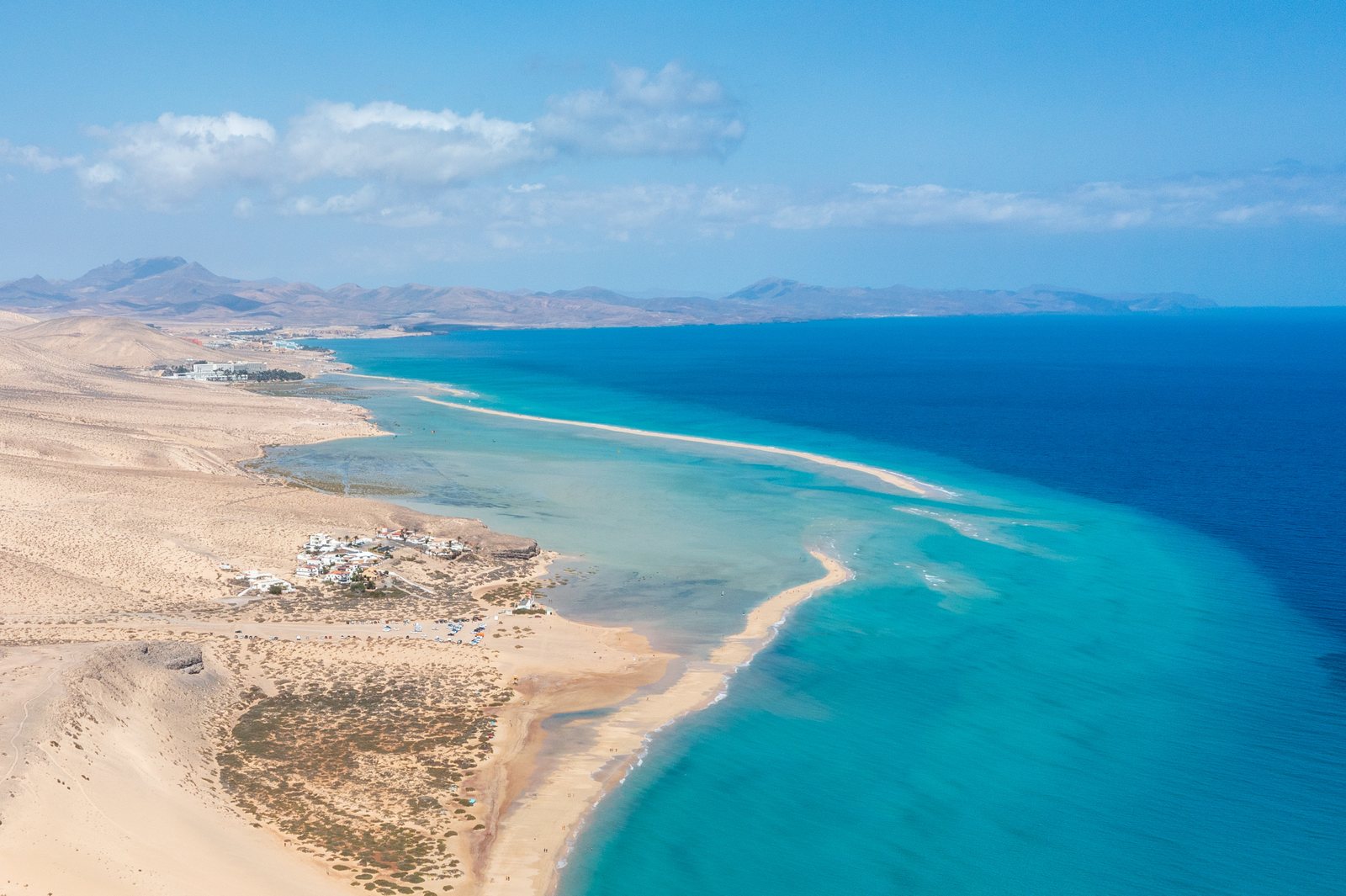 Laguna de marea turquesa y barra de arena en la playa de Sotavento, Fuerteventura