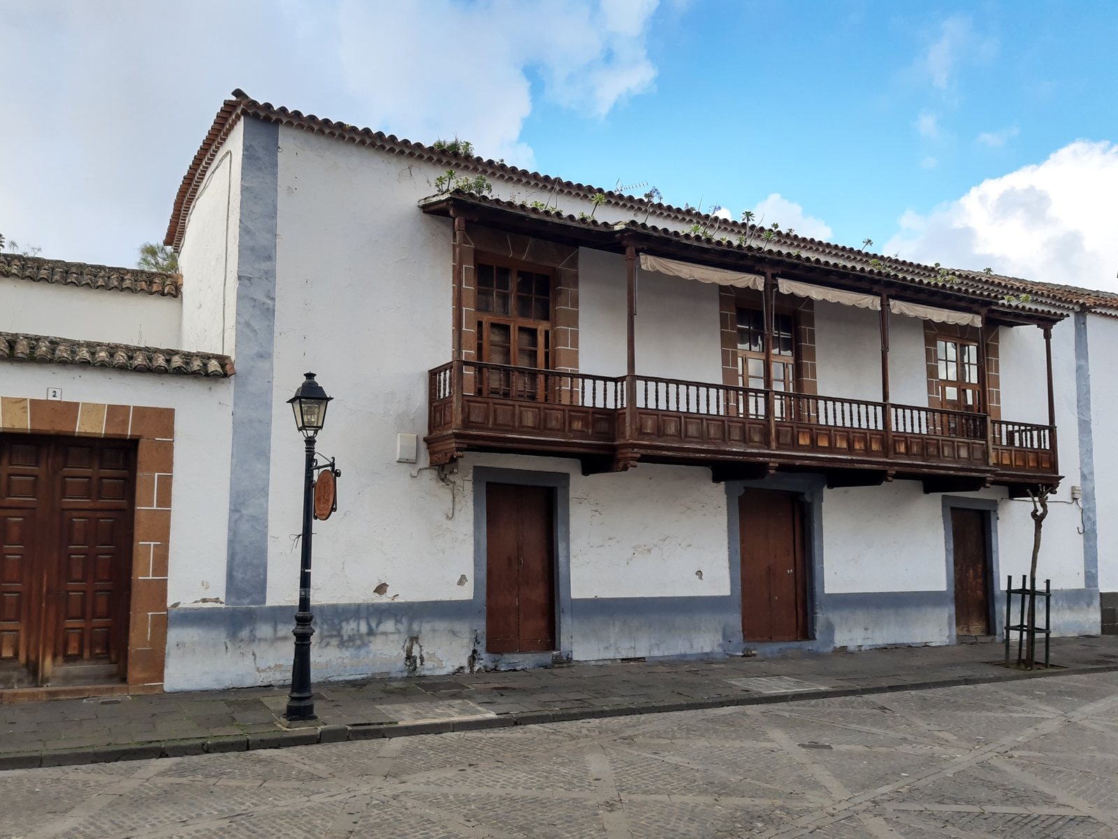 Casas señoriales con balcones tradicionales de madera de tea en Teror, Gran Canaria