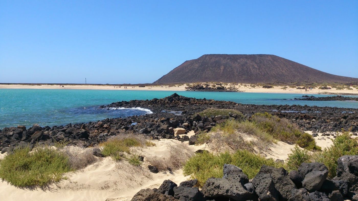 Pasarela de madera en el Puertito de Lobos sobre aguas transparentes