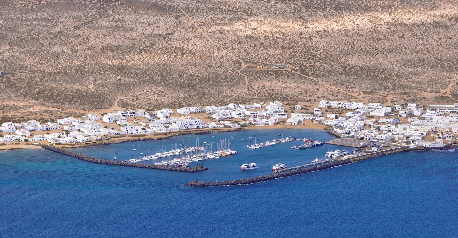 Pueblo marinero de Caleta de Sebo con calles de arena en La Graciosa