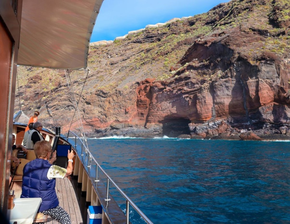 Farallones basálticos y cuevas marinas en la costa acantilada de La Palma