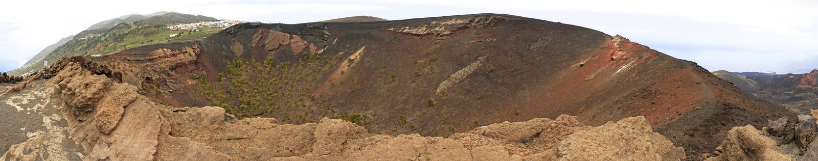 Cráter circular perfecto del volcán San Antonio en Fuencaliente, La Palma