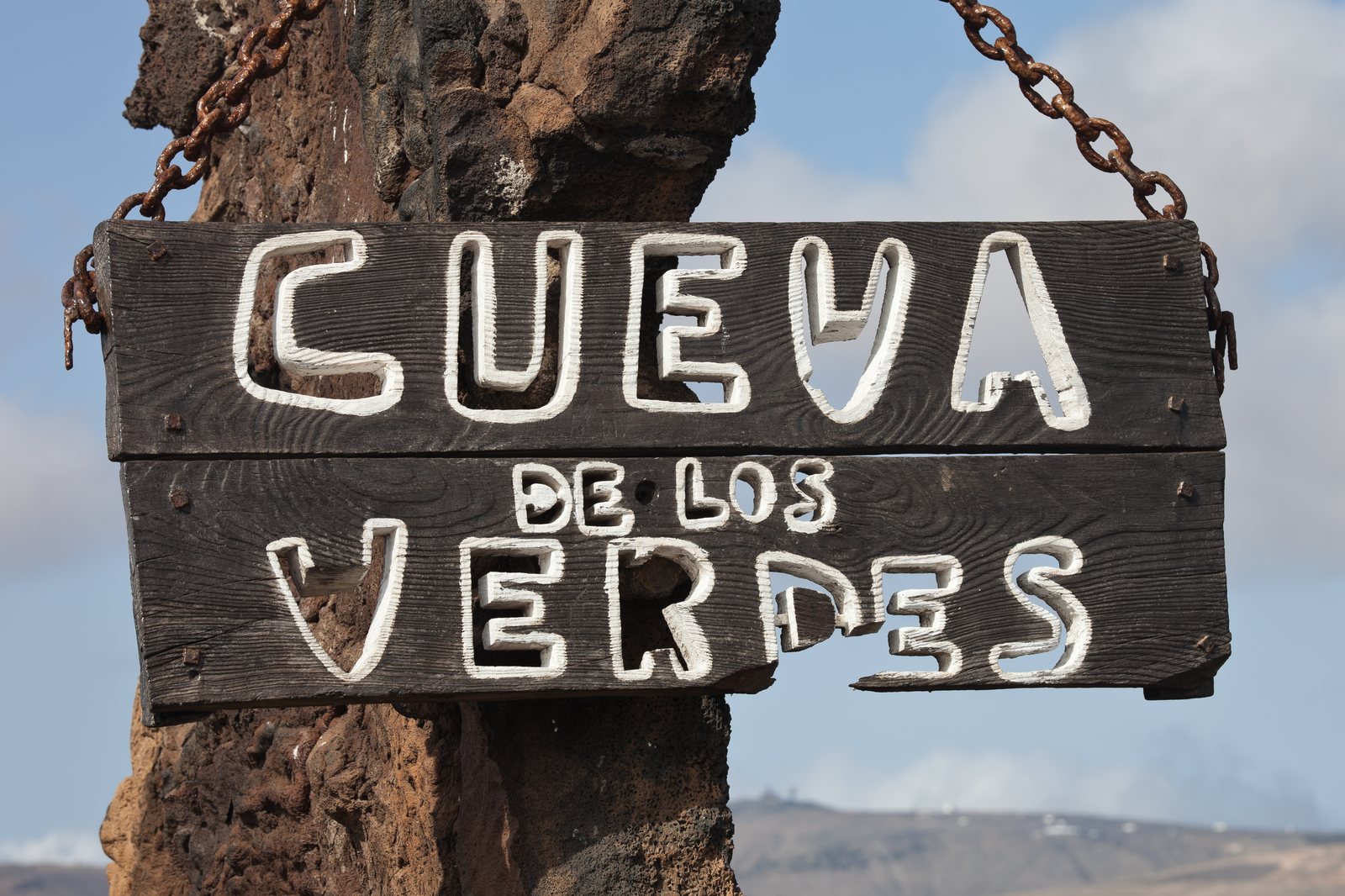 Galerías subterráneas iluminadas en la Cueva de los Verdes, Lanzarote
