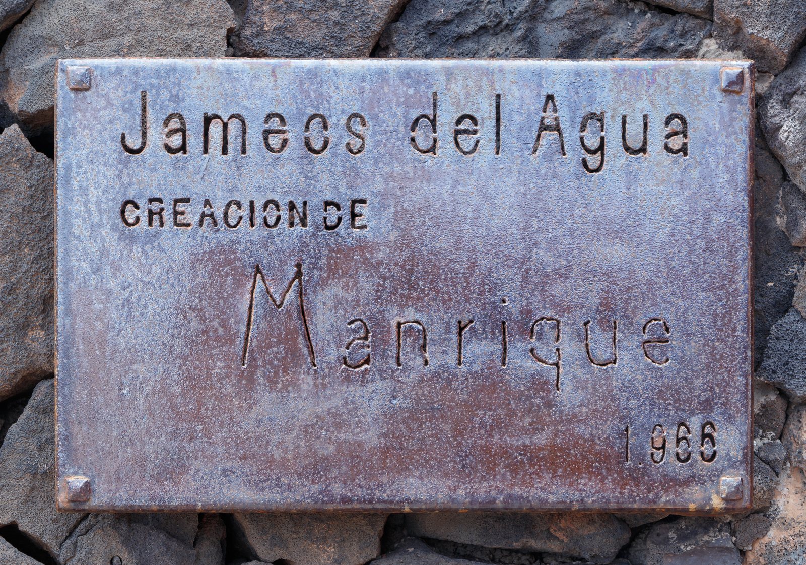 Piscina blanca y vegetación volcánica integrada en los Jameos del Agua, Lanzarote
