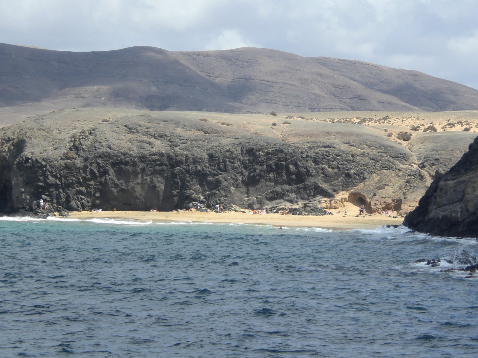 Vista panorámica de la costa virgen y acantilados de Papagayo en Lanzarote