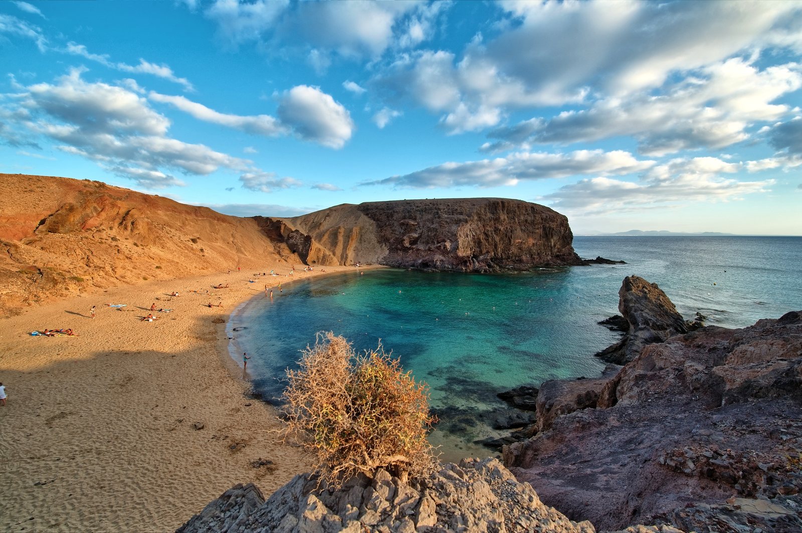 Aguas turquesas y arena dorada en la cala de Papagayo al sur de Lanzarote