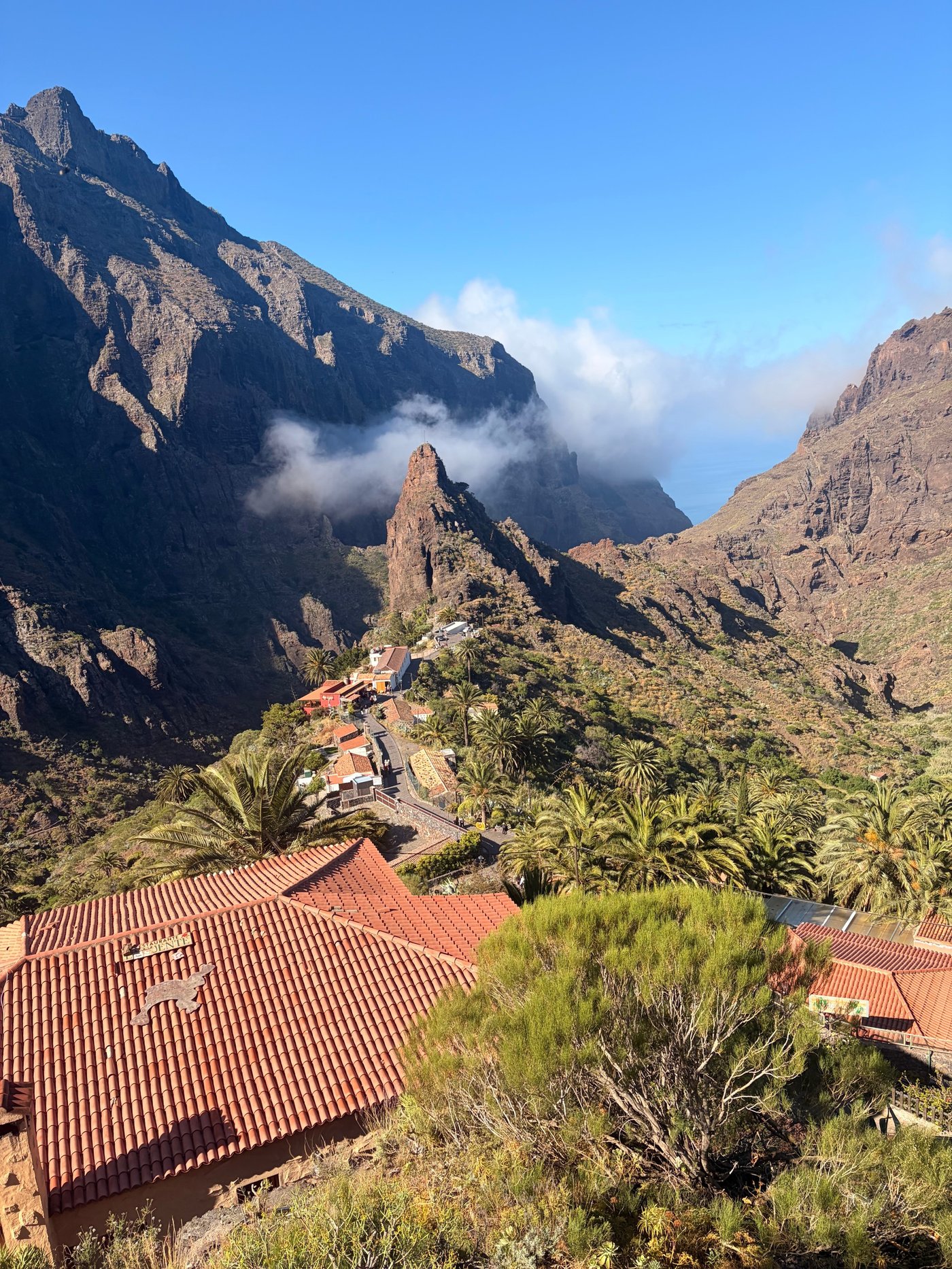 Caserío de Masca asomado sobre los barrancos del macizo de Teno