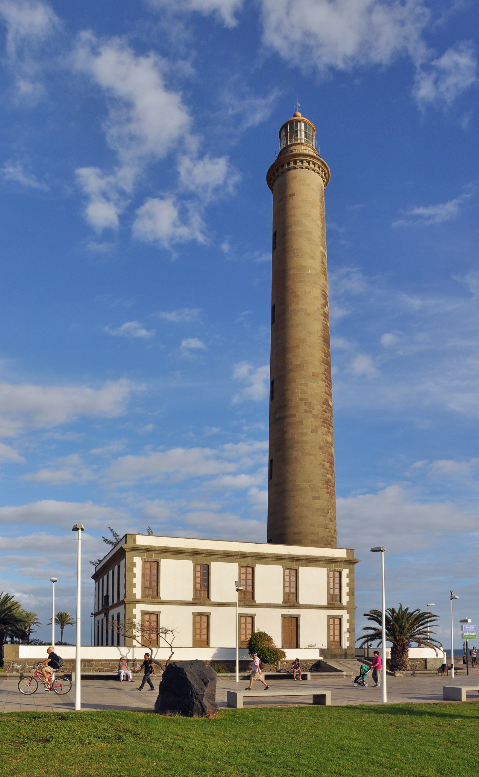 Torre esbelta del Faro de Maspalomas presidiendo la costa sur de Gran Canaria