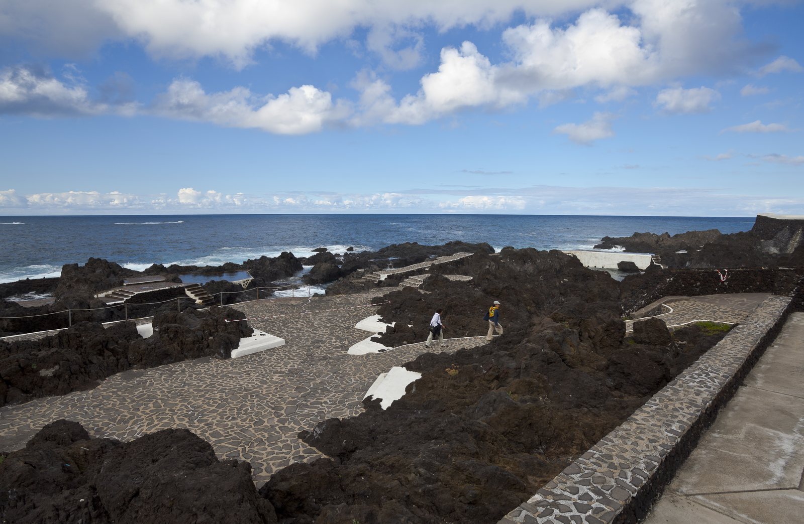 Piscinas naturales de agua marina formadas por coladas de lava en El Caletón de Garachico, Tenerife