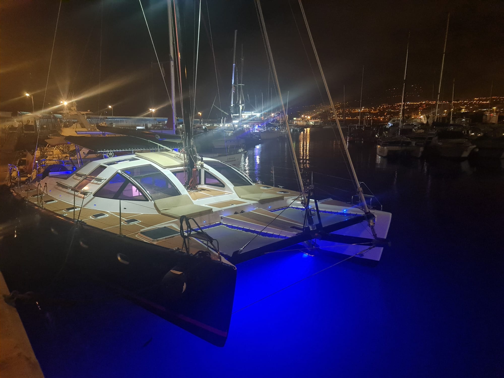 Avistamiento en catamarán Chill Out (12 pax)