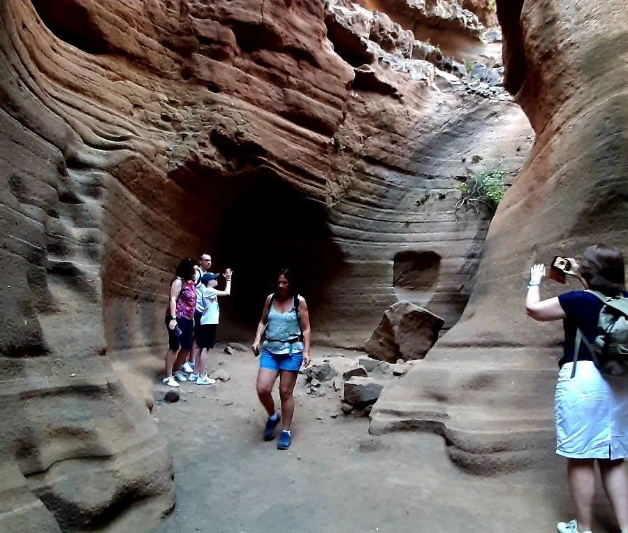 Barranco de las Vacas, caves and farmhouse with local guides