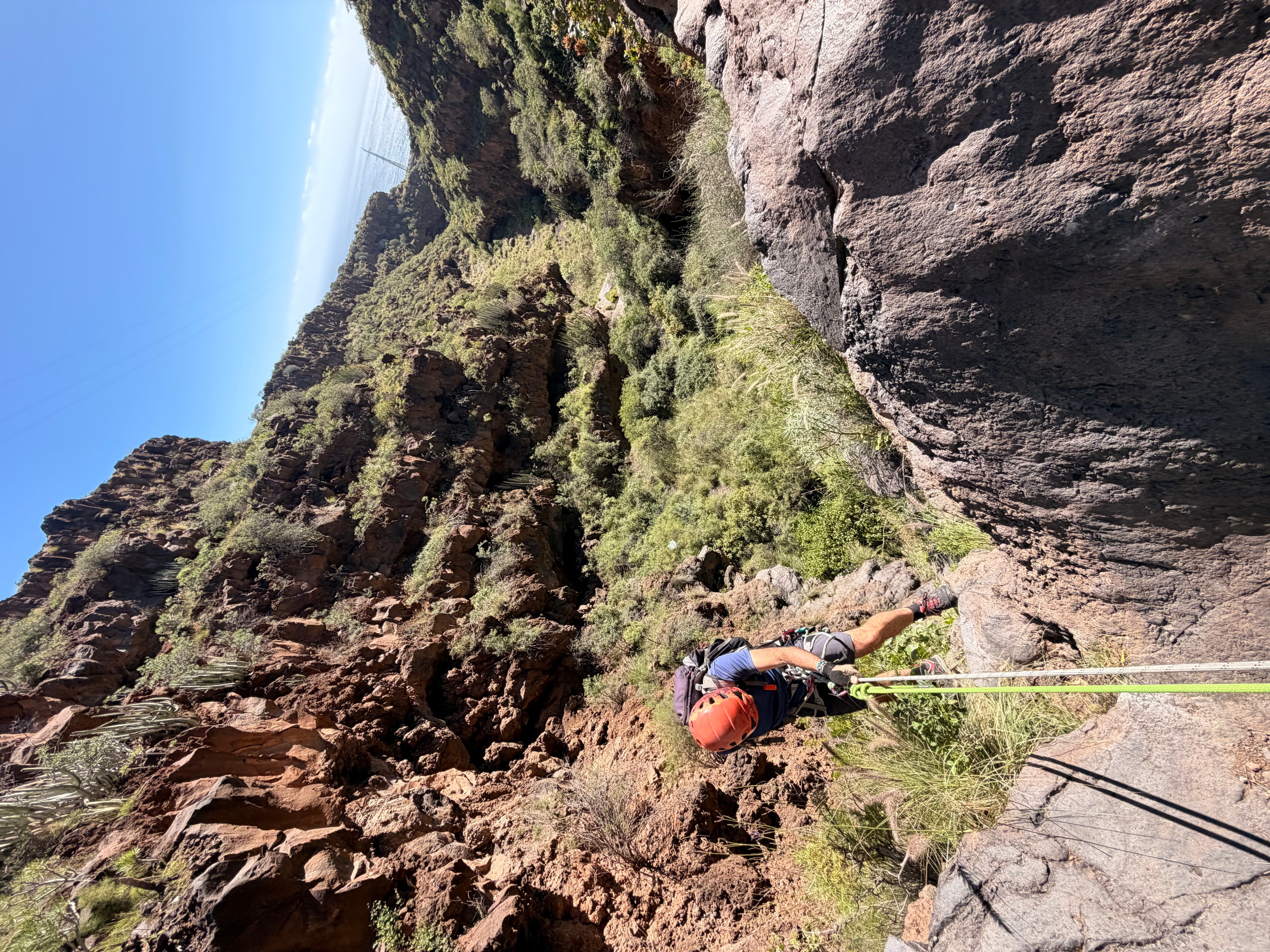 Cuevas y basalto: ruta por Barranco Hondo
